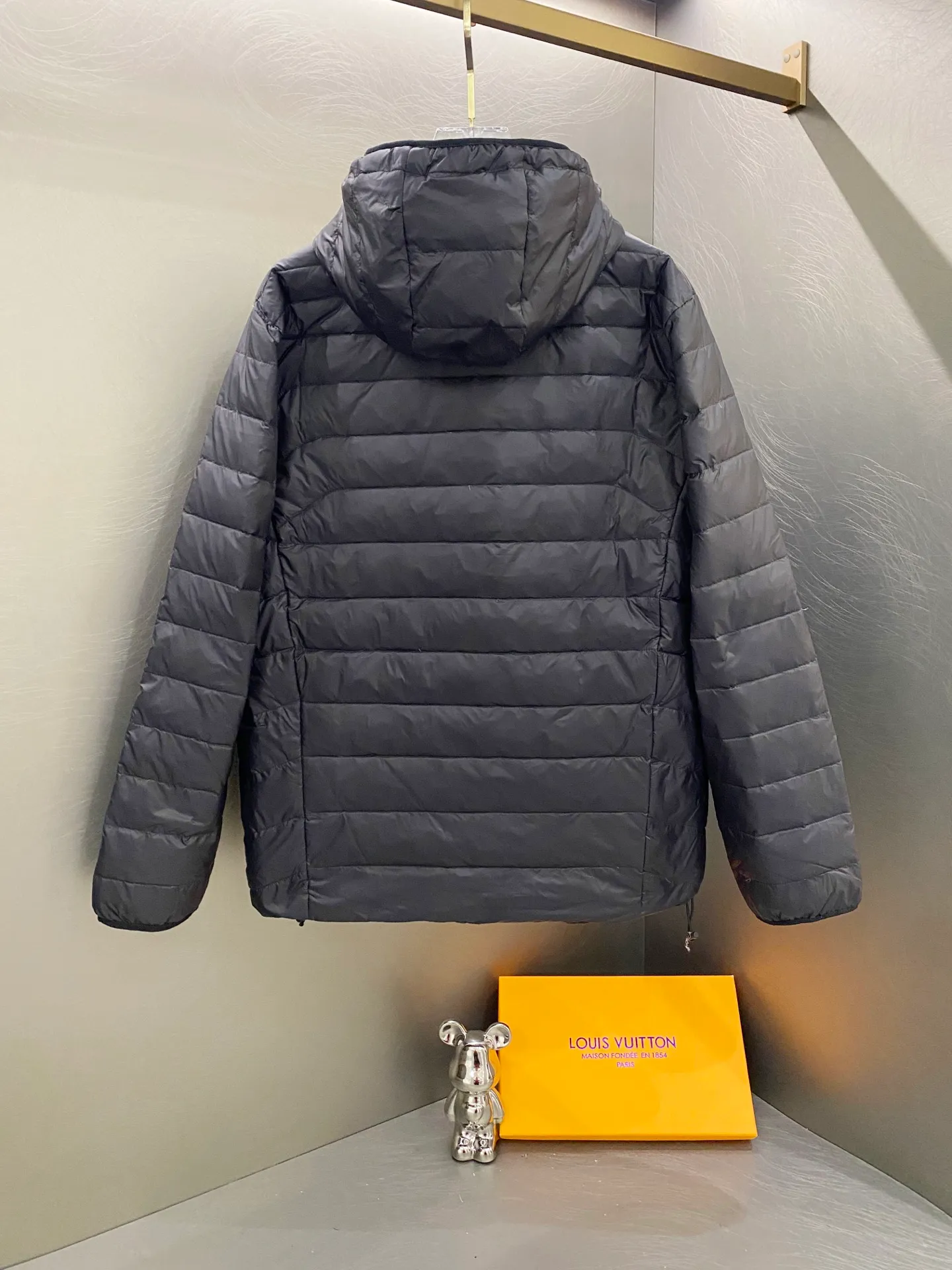 P640 Ralph Lauren/Ralph Lauren 24aw new winter product, Gorham series down jacket for sale on North American official website, classic and light down hooded down jacket - 0.15 grid nylon coating on the face for light three-proof construction, built-in 360T anti-drilling velvet coated gallbladder - corn tooth high-quality resin zipper, five large and small partition zippers all over the body, separate molding - originality restoration, original molding, full set of customized accessories, 100% detail processing - RL Ralph Lauren's classic best-selling hooded down jacket with small label. Best-selling offline in North America and out of stock all year round. Black, blue and army green three colors. Simple and versatile. Very practical. Detachable hood. Velcro to tighten cuffs. Elastic cord at hem. Free elastic adjustment. 350 grams of zoned down filling. Warm and comfortable. Warm in winter. Color: black, navy blue, army green. Size: M — XXL